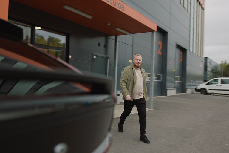 Vianorin yritysasiakas kävelemässä ulos Vianorin palvleupisteestä