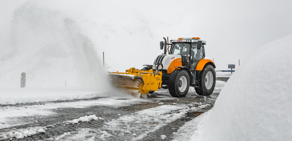 Gul hjullastare i snöoväder
