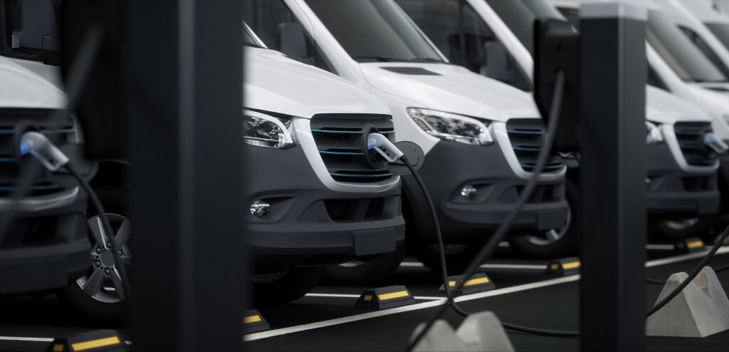 Yrityksen sähköpakettiautot latauksessa – sähköautoilu tuo merkittäviä säästöjä ja vähentää päästöjä kalustossa.