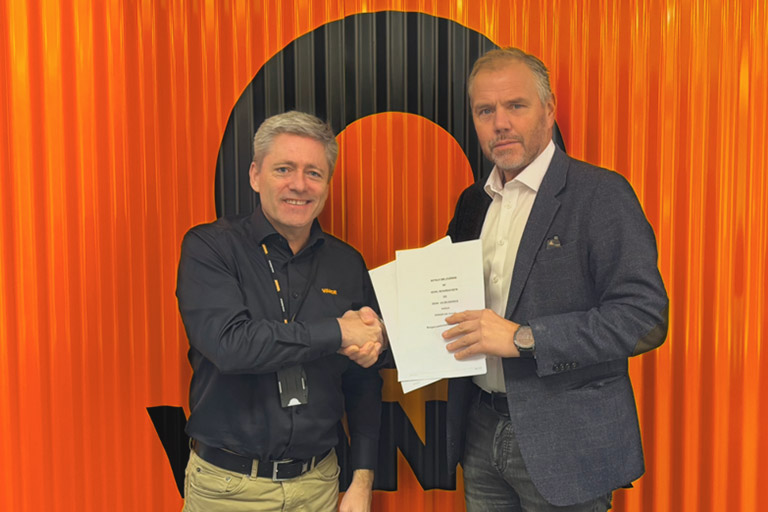 B2B Manager i Vianor Frank Bauge og markedsdirektør i NLF Kjell Olafsrud forsegler avtalen med et håndtrykk