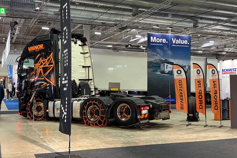 NLF og Vianor på Transportmessa 2026, med en Volvo-lastebil med oransje Vianor-logo, omgitt av bannere.