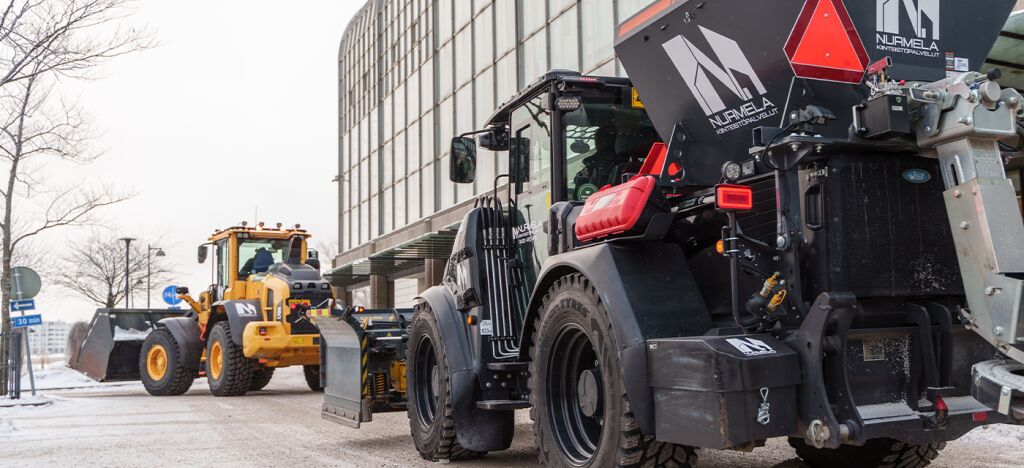 Biler linet opp på rekke foran mennesker 