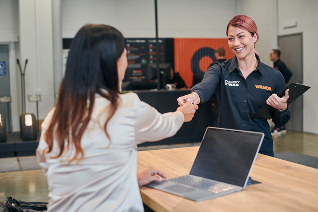 Vianorin asiantuntija saamassa luovuttamassa asiakkaalle avaimia