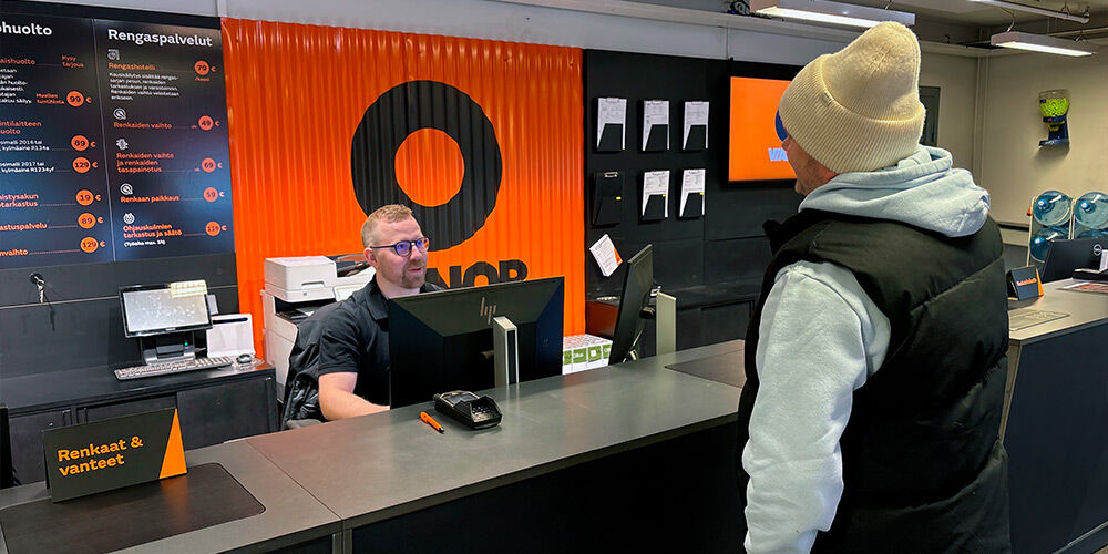 Customer standing infront of Vianor service desk inside Vianor service center