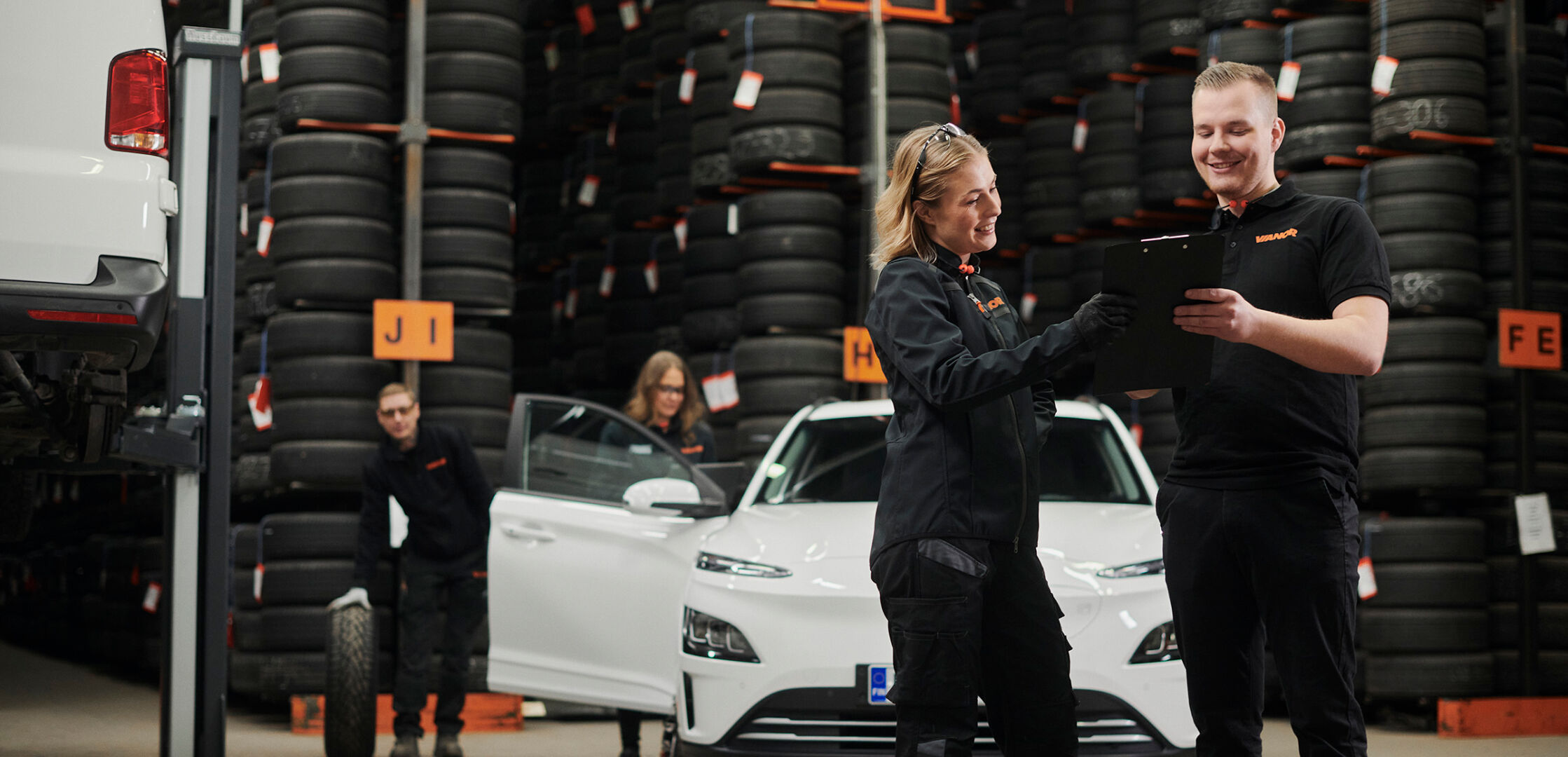 To Vianor-ansatte sjekker bilserviceskjema