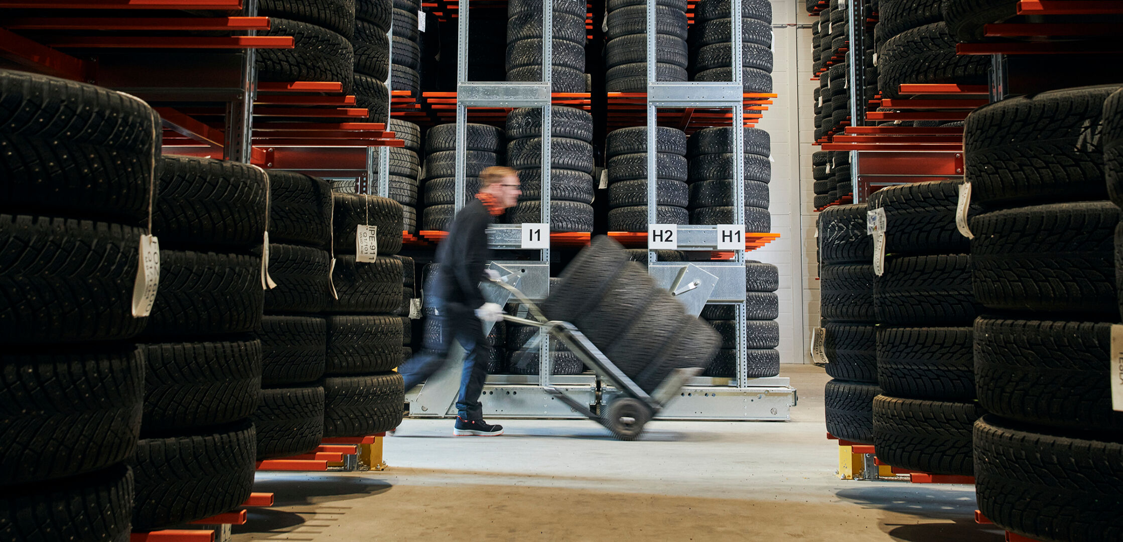 Mann flytter dekk på dekkhotell