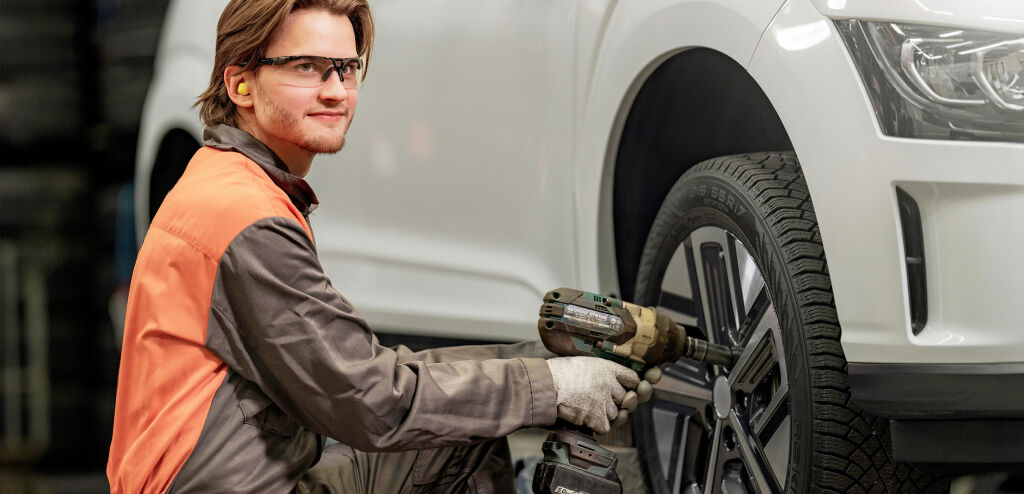 Vianor-montör installerar energieffektiva däck med lågt rullmotstånd på elbil – april 2025.