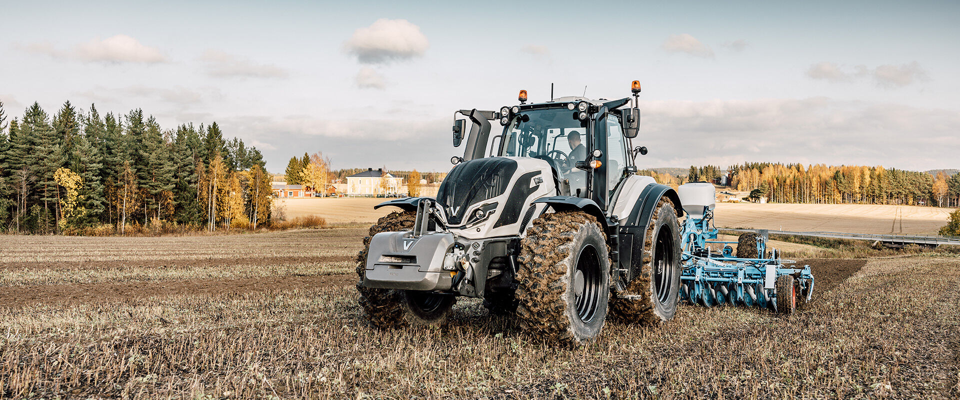 Linja-auto ajamassa talvisella maantiellä