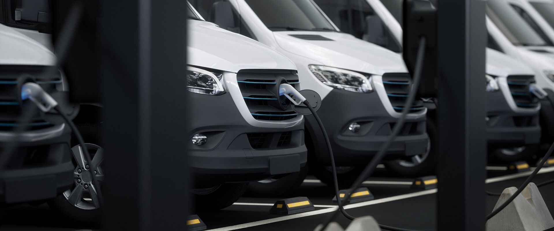 Rivissä olevat pakettiautot – yrityksen ajoneuvokalusto tehokkaaseen logistiikkaan ja kuljetuksiin.