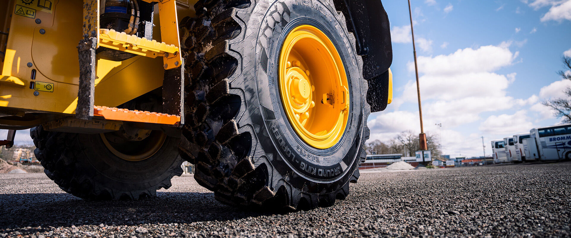 Linja-auto ajamassa talvisella maantiellä