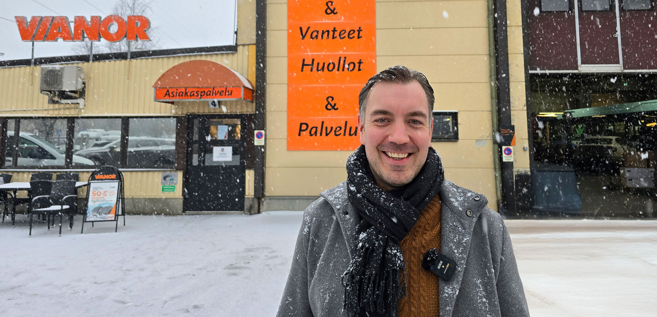 Tuomo Kasanen vaihdatti renkaansa juuri, kun ensimmäiset lumihiutaleet alkoivat sataa