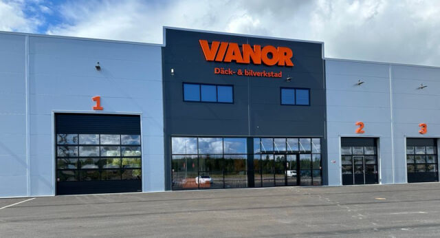 Framsidan av Vianors nya anläggning i Växjö