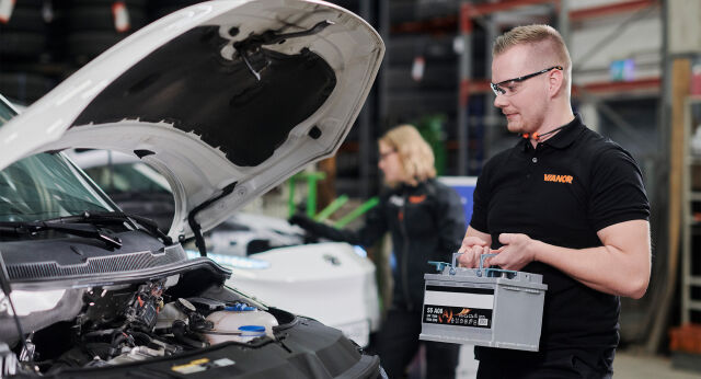 Vianorin ammattilainen vaihtamassa auton akkua