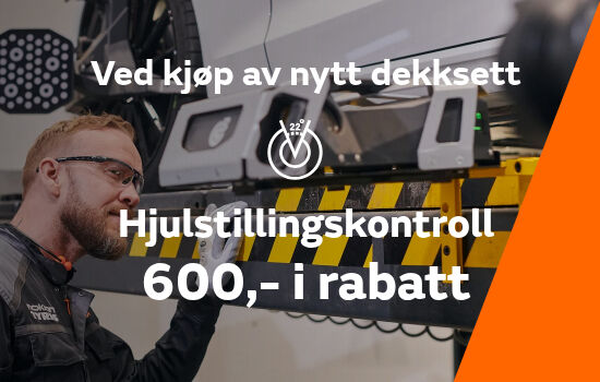 Mekaniker sjekker hjulstillingen på en bil