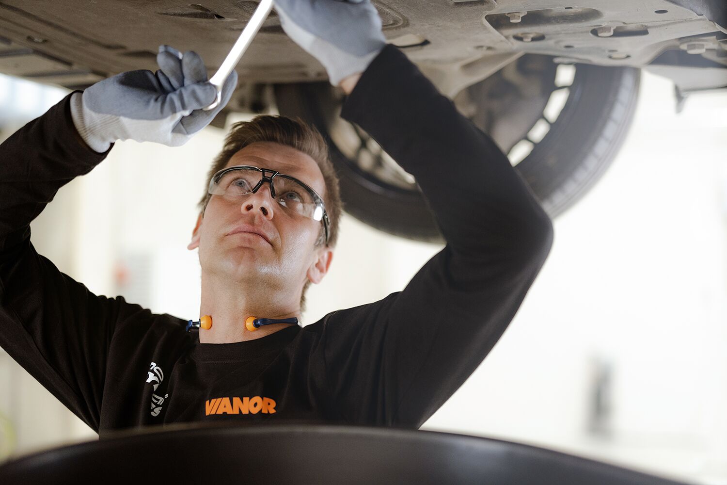 Bilmekaniker skifter olje på bilen