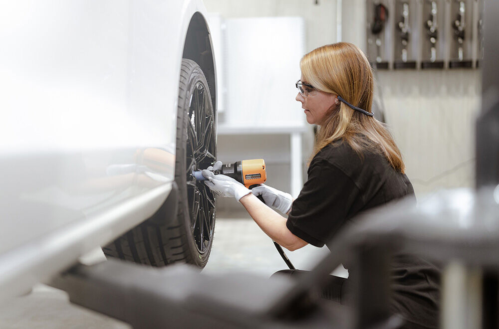 Dekkmontør fester boltene