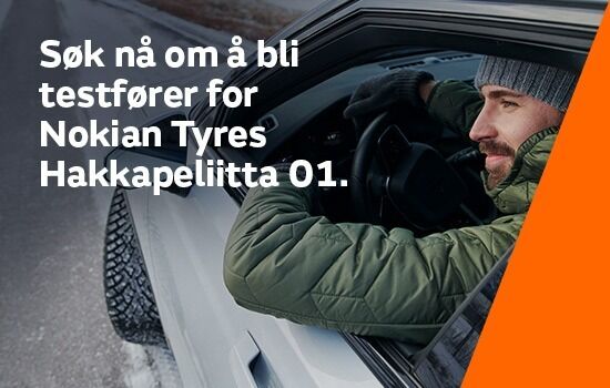 Mann i bil som lener seg ut av vinduet